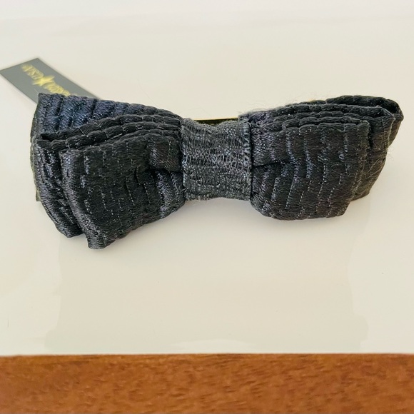 L. ERICKSON USA
PETITE BOW BARRETTE -
SILK in black - Picture 2 of 5